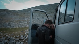 Petra Seliškar na snemanju filma Gora se ne bo premaknila (2025).