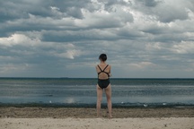 Emily Milledge v filmu Vesna Goodbye (2020).